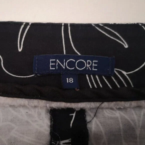 Encore Ladies Size 18 Black & White Flower Patterned Straight Fit Skirt - Picture 3 of 9